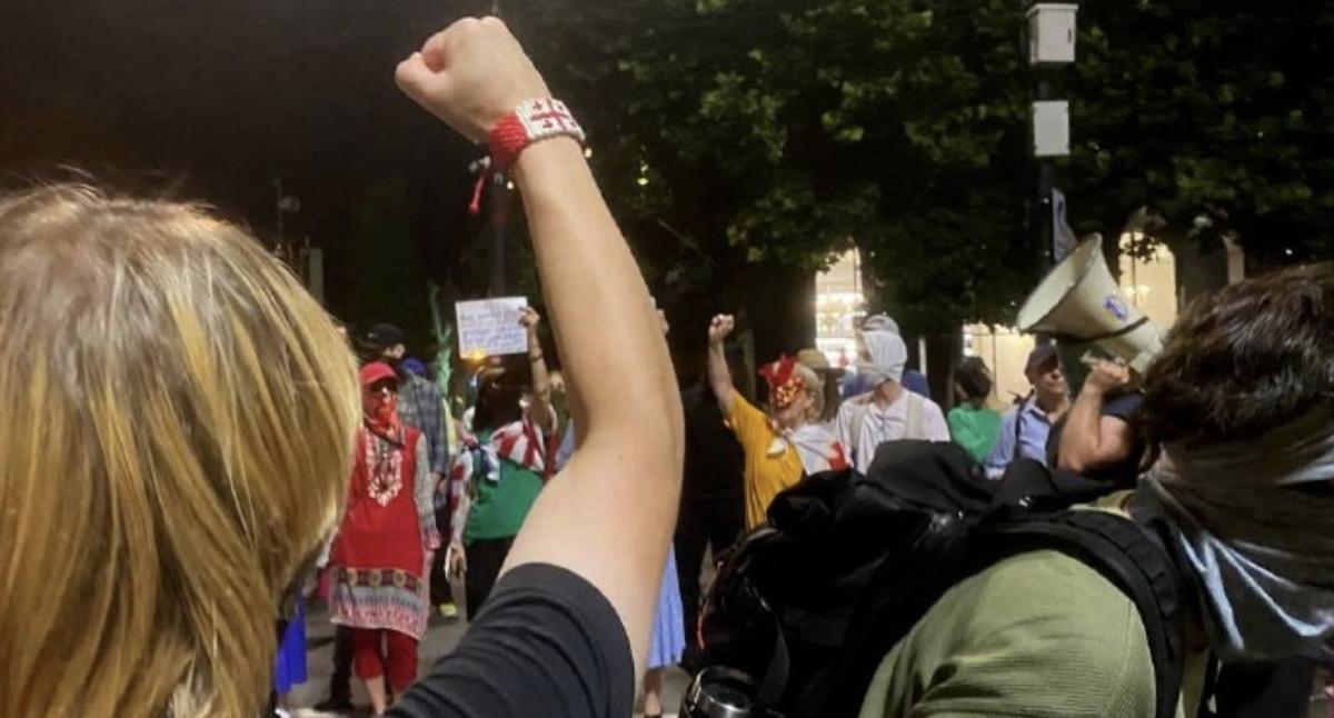 Протестующие на проспекте Руставели. Скриншот публикации JAMnews / Telegram