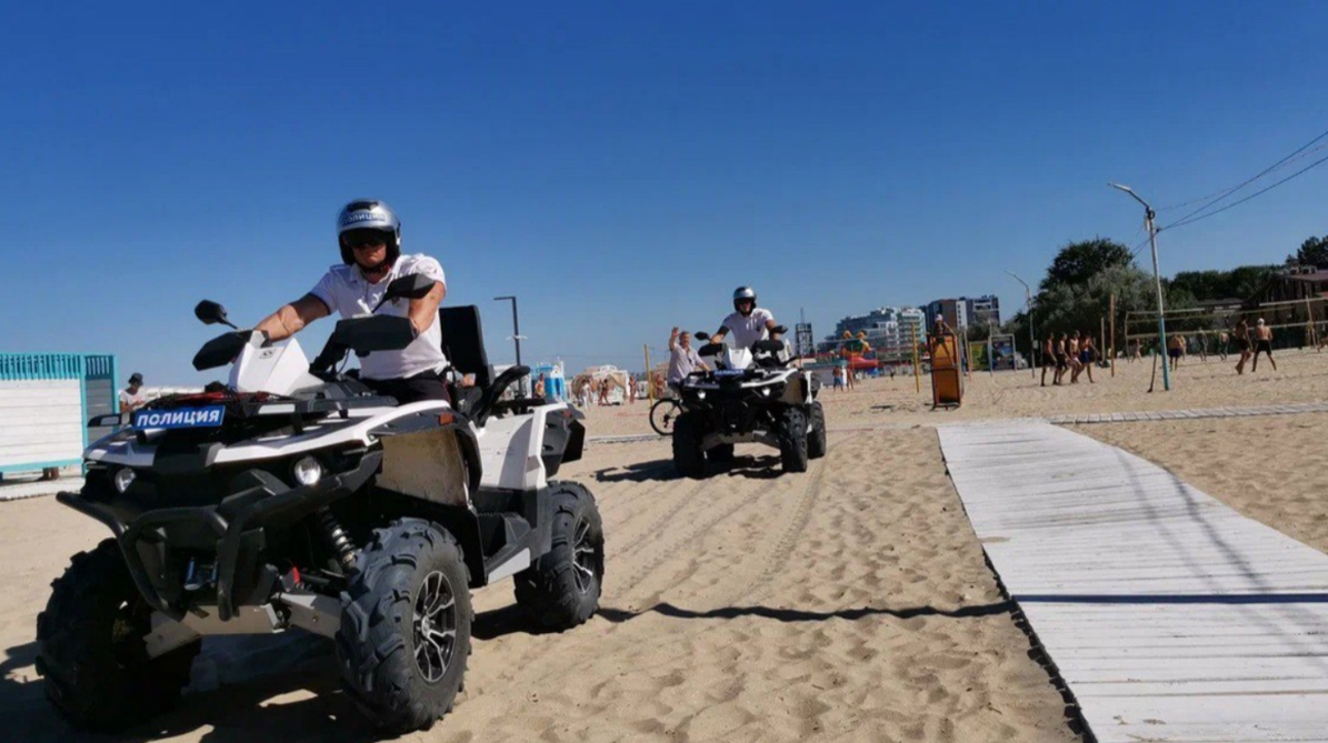 Сотрудники турполиции. Скриншот фото из Telegram-канала мэрии Анапы от 13.07.25, https://t.me/anapaofficial/31733.