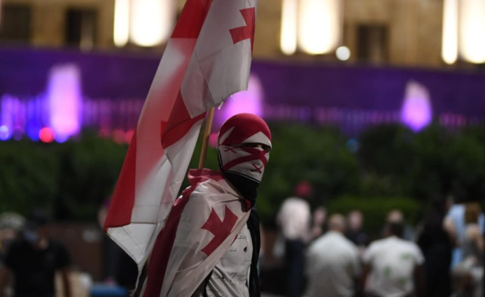 Акция протеста у парламента Грузии. Скриншот фото Publika от 13.07.25, https://www.facebook.com/photo/?fbid=1495560208510191&set=a.715406393192247, (деятельность компании Meta, владеющей соцсетью, запрещена в России).