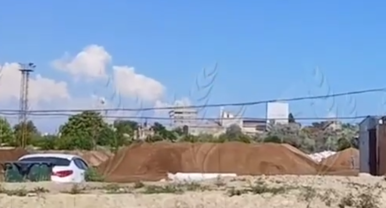 Песок с мазутом в Воскресенском. Стоп-кадр видео Kub_mash от 23.07.25, https://t.me/kub_mash/9680/