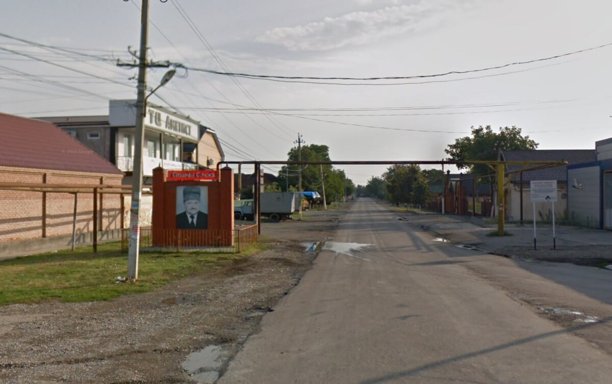 Стендс портретом Ахмата Кадырова в Старой Сунже. Скриншот публикации оппозиционного Telegram-канала