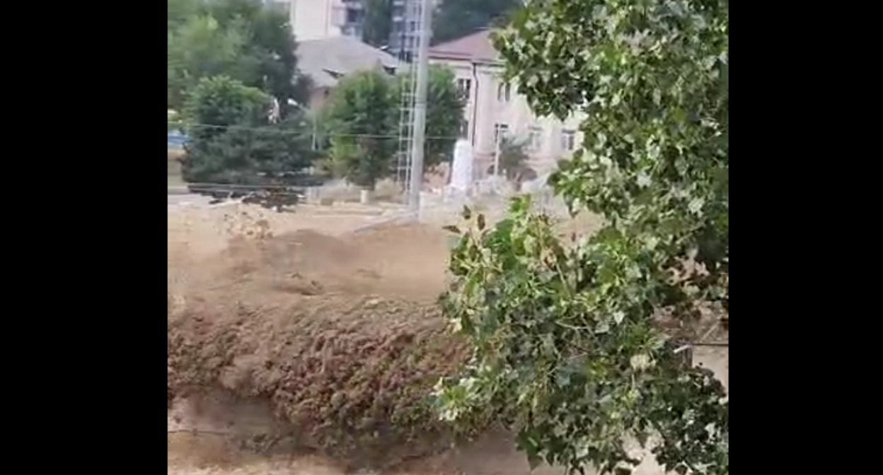 Селевой поток в Тырныаузе. Стоп-кадр видео от 31.07.25, предоставленного "Кавказскому узлу" местными жителями.
