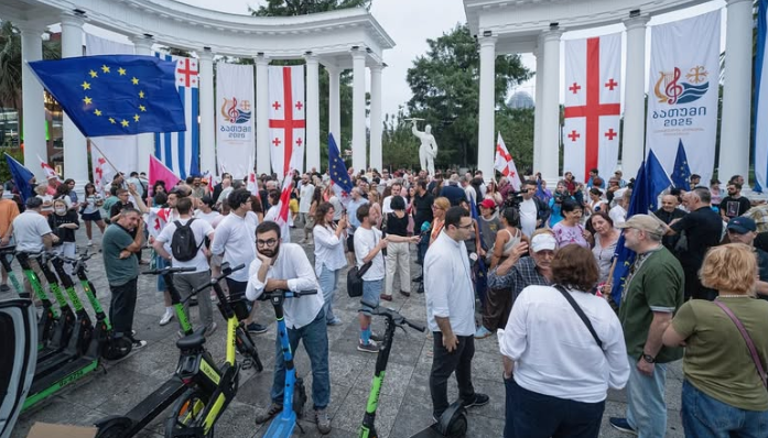 Сбор участников акции в Батуми. Скриншот фото Publika от 02.08.25, https://www.facebook.com/photo?fbid=1512557743477104&set=a.715406393192247 (деятельность компании Meta, которая владеет соцсетью, запрещена в России).