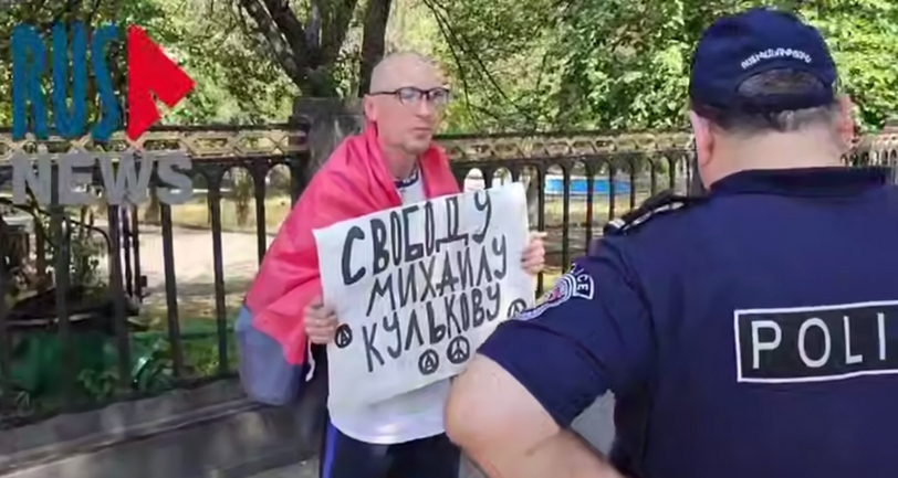 Пикет Александра Шерченкова. Ереван, 2 августа 2025 года. Кадр видео RusNews https://t.me/rusnews/73351