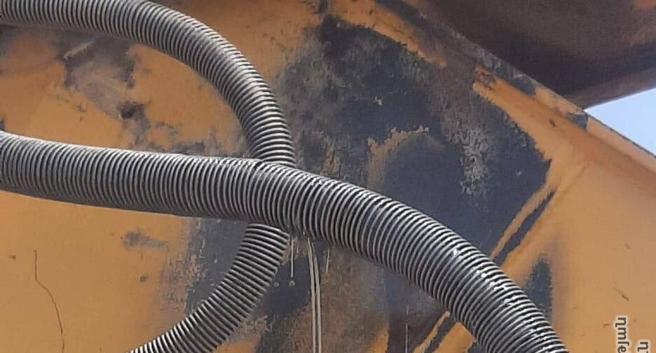 Пулевое ответстие на корпусе экскаватора. Фото: пресс-служба Минобороны Армении. 