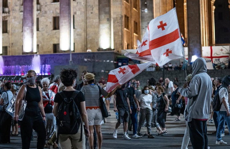 Обстановка у парламента Грузии. Скриншот фото Publika  от 09.08.25, https://www.facebook.com/photo/?fbid=1518742529525292&set=a.7154063931922471 (деятельность компании Meta, владеющей соцсетью, запрещена в России).