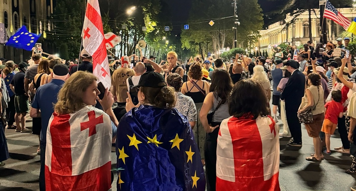 Протестующие на проспекте Руставели. Фото: Publika