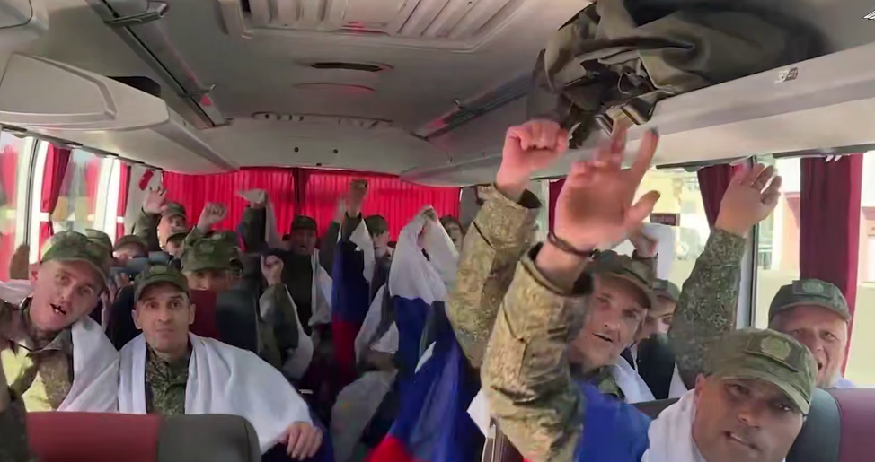 Российские бойцы после обмена. Стоп-кадр видео Минобороны России от 14.08.25, https://t.me/mod_russia/55557