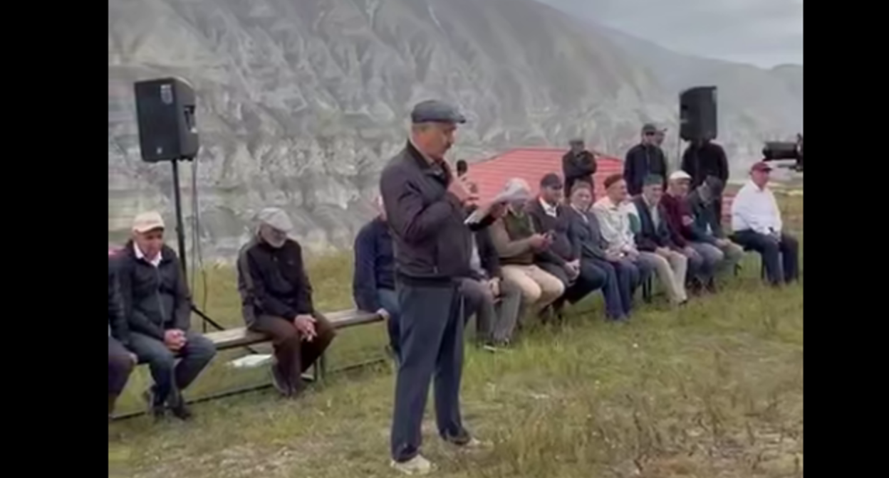 Житель Старого Сивуха зачитывает обращение. Стоп-кадр видео из Telegram-канала "Новое дело" от 16.08.25,https://t.me/novoedelo/33773