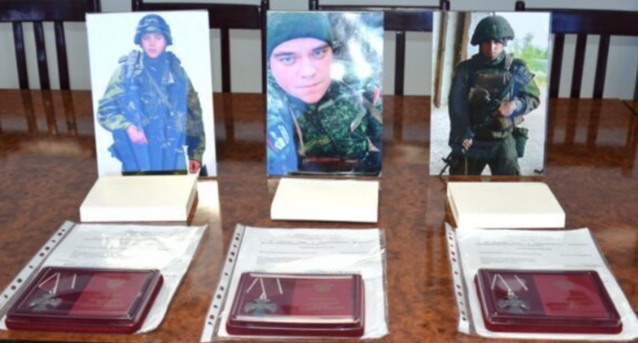 Ордена Мужества убитым бойцам. Скриншот фото из Telegram-канала администрации Камышинского района от 21.02.25, https://t.me/kamyshinskiirn/18079?single