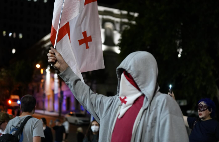 Участники акции протеста у парламента Грузии. Скриншот фото Publika от 17.08.25, https://www.facebook.com/photo?fbid=1525735372159341&set=pcb.1525735542159324 (деятельность компании Meta, владеющей соцсетью, запрещена в России)