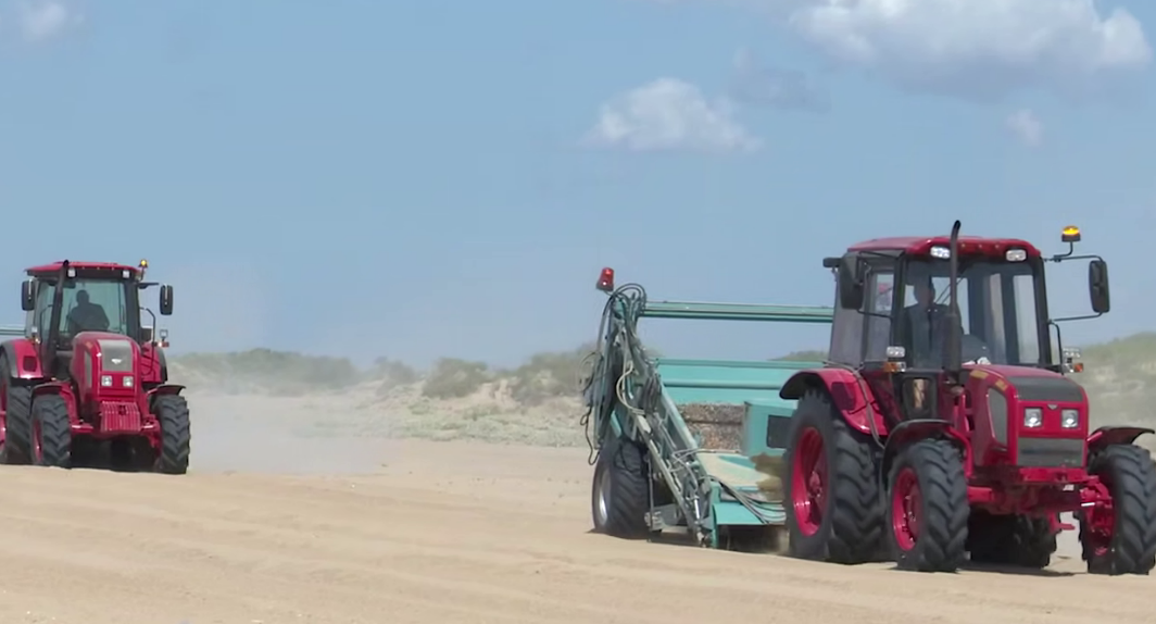 Работа техники на пляже. Стоп-кадр видео оперштаба Краснодарского края от 15.08.25, https://t.me/opershtab23/13976.