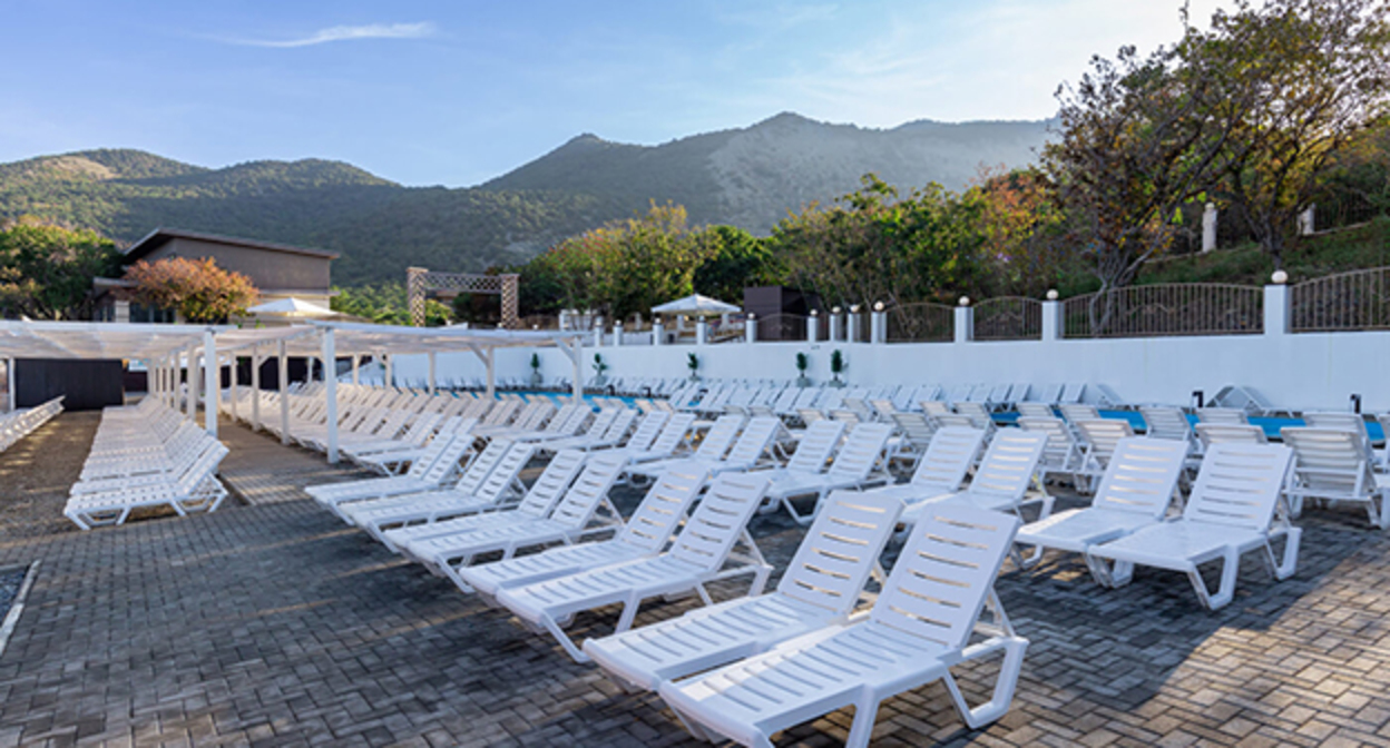 Пляж отеля "Мореми". Фото: https://moremehotel.ru/galleries/obshchee/plyazh/#386-1