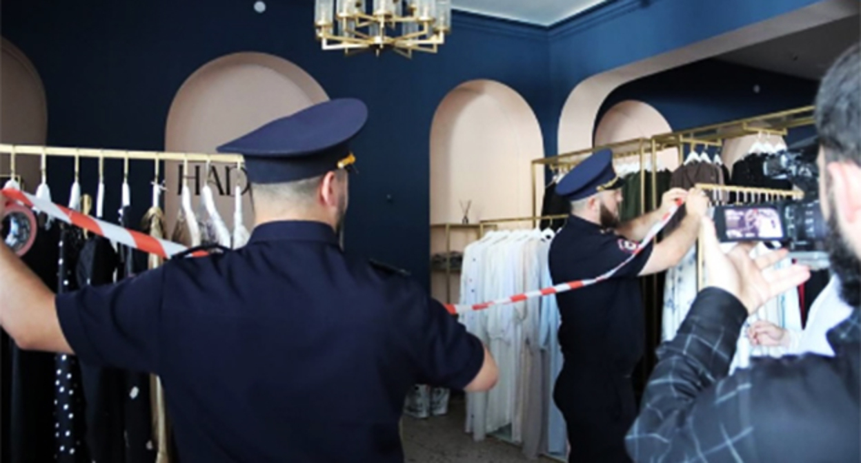 Сотрудники правоохранительных органов закрывают магазин в Чечне. Скриншот видео https://www.instagram*.com/p/DNija33o_uV