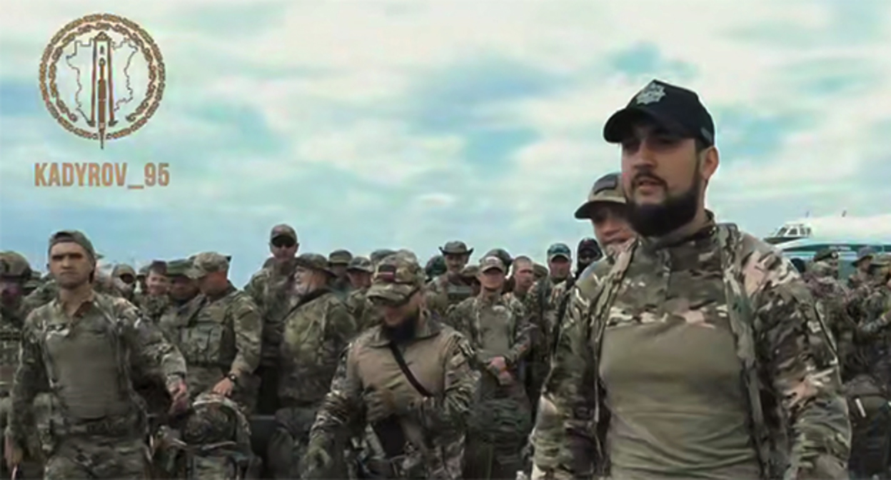 Бойцы в аэропорту Грозного перед отправкой в зону военной операции. 21 августа 2025 г. Скриншот видео https://t.me/RKadyrov_95/5924