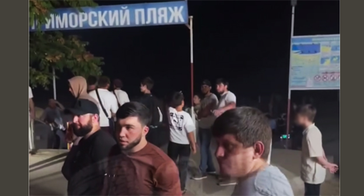 Участники рейда у входа на пляж в Избербаше. Стоп-кадр видео от 12.08.25, https://t.me/heda_media/1716