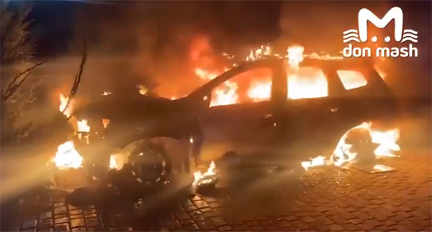 Поджог машины в Пролетарске. 22 августа 2025 г. Скриншот видео https://ro.today/33923-v-rostovskoj-oblasti-neizvestnyj-celenapravlenno-podzhog-mashinu-redaktora-mestnoj-programmy-nasha-nedelja-proletarsk.html