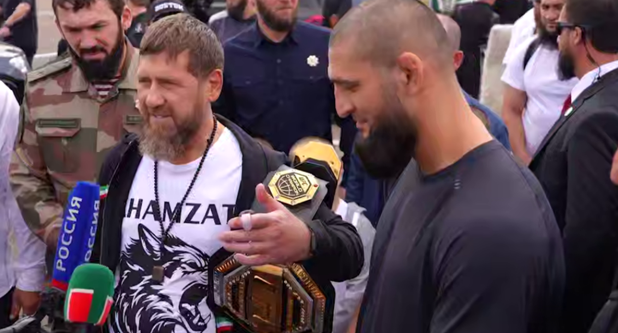 Рамзан Кадыров с чемпионским поясом и Хамзат Чимаев в аэропорту Грозного. Стоп-кадр видео из Telegram-канала Рамзана Кадырова от 20.08.25, https://t.me/RKadyrov_95/5919. 