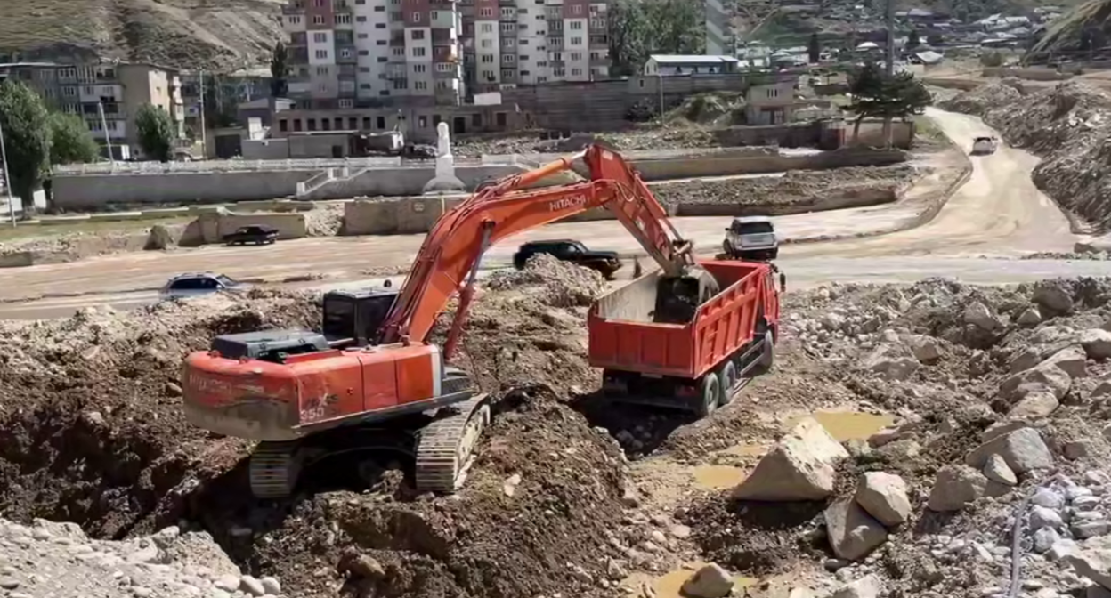 Уборка селевой массы в Тырныаузе. Стоп-кадр видео из Telegram-канала Казбека Кокова от 24.08.25, https://t.me/Kokov_Kazbek/7818. 