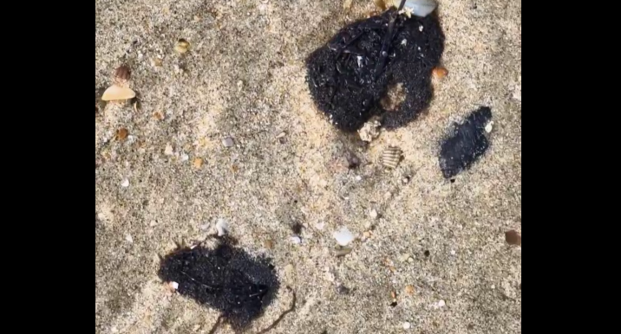 Капли мазута появились в Анапе после шторма. Стоп-кадр видео из Telegram-канала "Маковозовы" от 24.08.25, https://t.me/makovozovy/43318