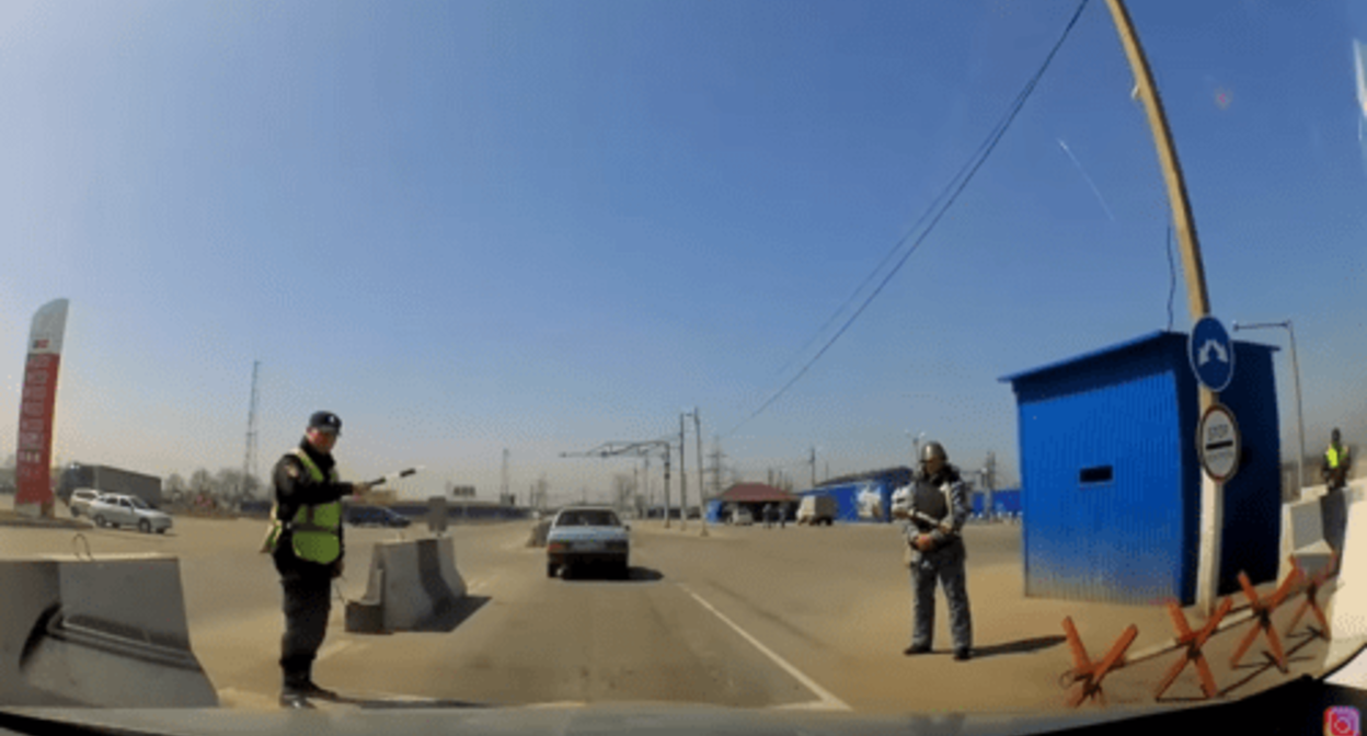 Досмотр на посту "Чермен". Кадр видео https://www.youtube.com/watch?v=zd_qIzil4no