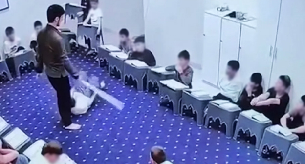 Избиение ребенка в медресе. Скриншот видео Телеграм-канала "Сапа Кавказ"