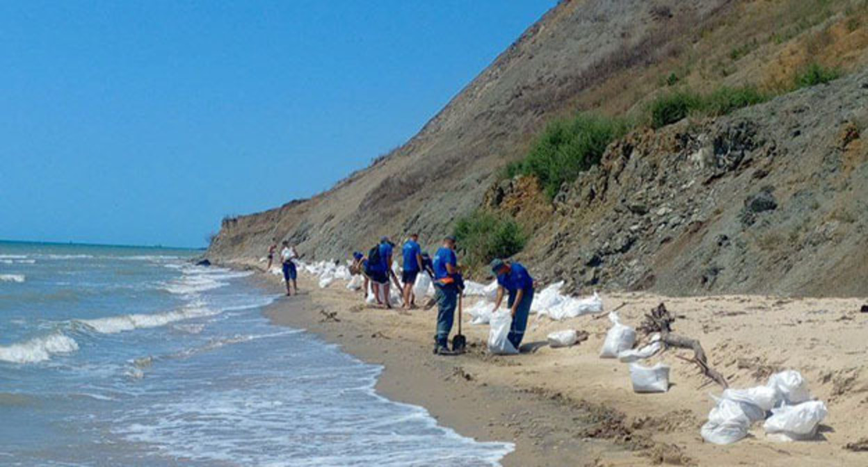Уборка мазута в Темрюкском районе Кубани. 23 июля 2025 г. Фото: https://t.me/opershtab23/13777