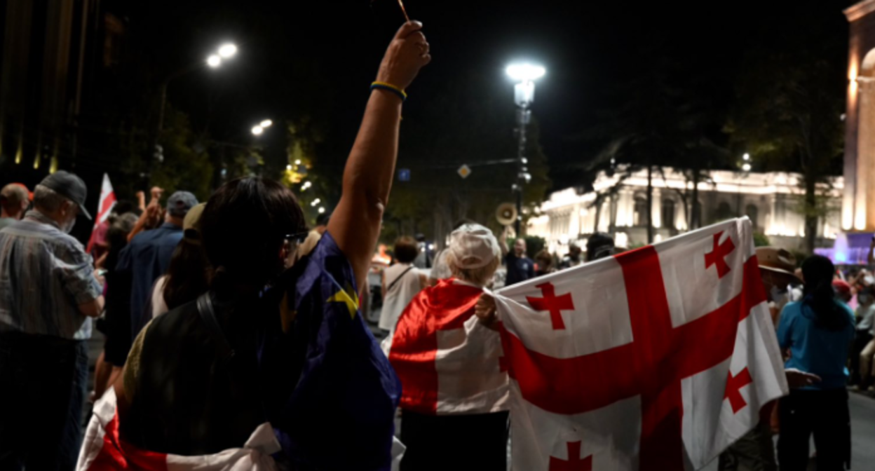 Акция на проспекте Руставели. Скриншот фото Publika от 27.08.25, https://www.facebook.com/photo/?fbid=1534474324618779&set=pcb.1534476041285274 (деятельность компании Meta, владеющей соцсетью, запрещена в России)