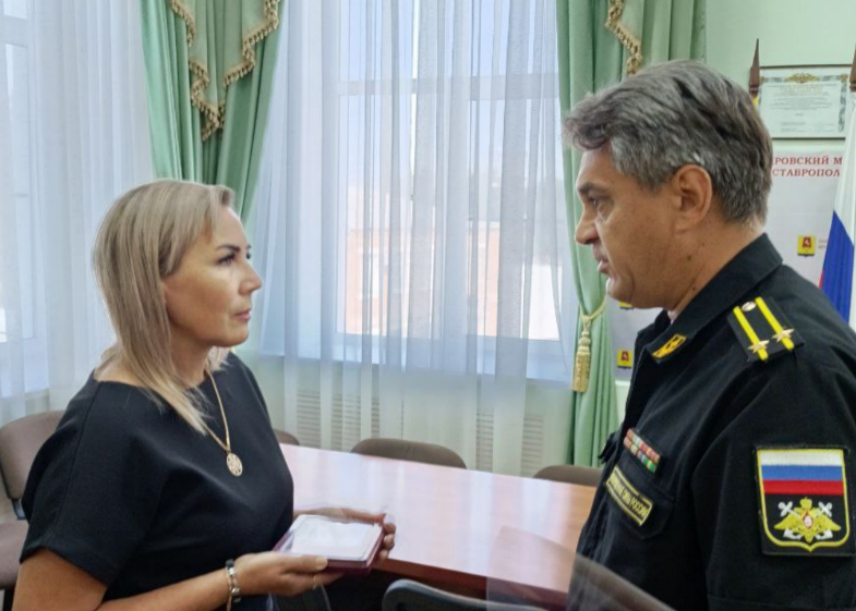 Вручение ордена Мужества матери бойца. Скриншот фото из Telegram-канала Александра Щекина от 28.08.25, https://t.me/AAMO26SK/31376?single