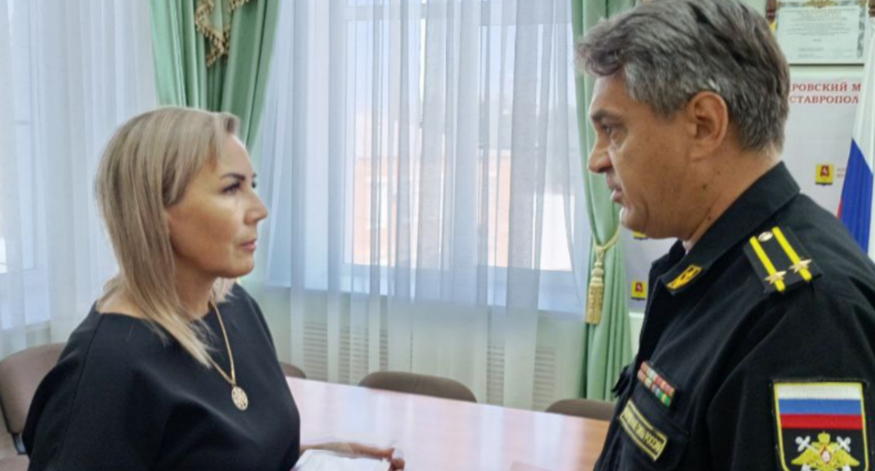 Вручение ордена Мужества матери бойца. Скриншот фото из Telegram-канала Александра Щекина от 28.08.25, https://t.me/AAMO26SK/31376?single