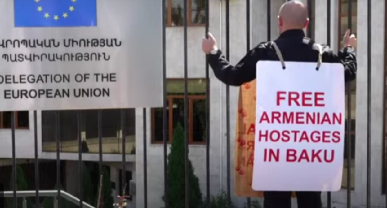 Армен Ашотян на акции у представительства Евросоюза. Стоп-кадр видео News.Am от 30.08.25, https://news.am/rus/news/901745.html 