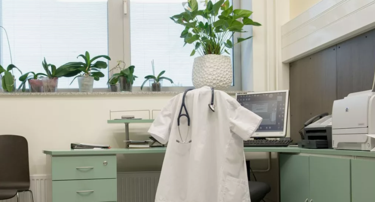 Кабинет врача. Скриншот фото https://yandex.ru/images/search?from=tabbar&img_url=https%3A%2F%2Ff11.pmo.ee%2Fc0ywUImnDIVxdHeexqfbsiUCejM%3D%2F1864x0%2Ffilters%3Afocal(1578x590%3A4079x2408)%2Fnginx%2Fo%2F2014%2F11%2F06%2F3496533t1h5613.jpg&lr=214&pos=5&rpt=simage&text=%D0%BA%D0%B0%D0%B1%D0%B8%D0%BD%D0%B5%D1%82%20%D0%B2%D1%80%D0%B0%D1%87%D0%B0%20%D1%81%20%D0%BA%D0%BE%D0%BC%D0%BF%D1%8C%D1%8E%D1%82%D0%B5%D1%80%D0%BE%D0%BC