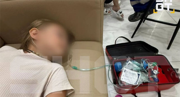 Ребенок, пострадавший в анапском отеле. Фото: https://www.instagram.com/anapa_gk/p/DODYkktjHPl/?img_index=1 принадлежит компании Meta деятельность которой запрещена в России