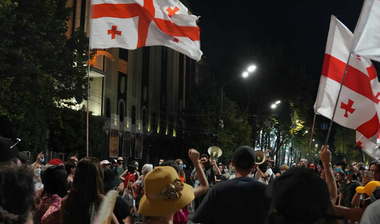 Участники протестной акции на проспекте Руставели. Скриншот фото Publika от 03.09.25, https://www.facebook.com/photo/?fbid=1540500957349449&set=a.715406393192247 (деятельность компании Meta, владеющей соцсетью, запрещена в России).