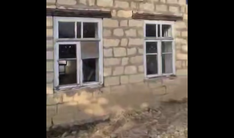 Одно из зданий, где учатся дети в селе Гюхряг, покрыто трещинами. Стоп-кадр видео "Новое дело" от 03.09.25, https://t.me/novoedelo/34062.