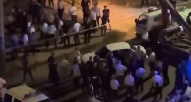 На месте наезда на полицейского. Скриншот видео РГВК "Дагестан" от 29.08.25, https://t.me/RGVKDAGESTAN/40104