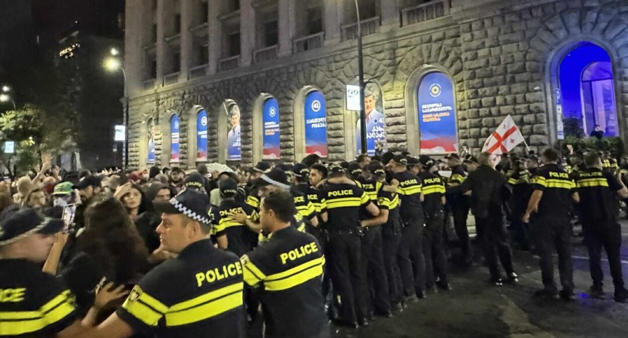 Полиция у штаба "Грузинской мечты" на проспекте Меликишвили. Фото: Publika