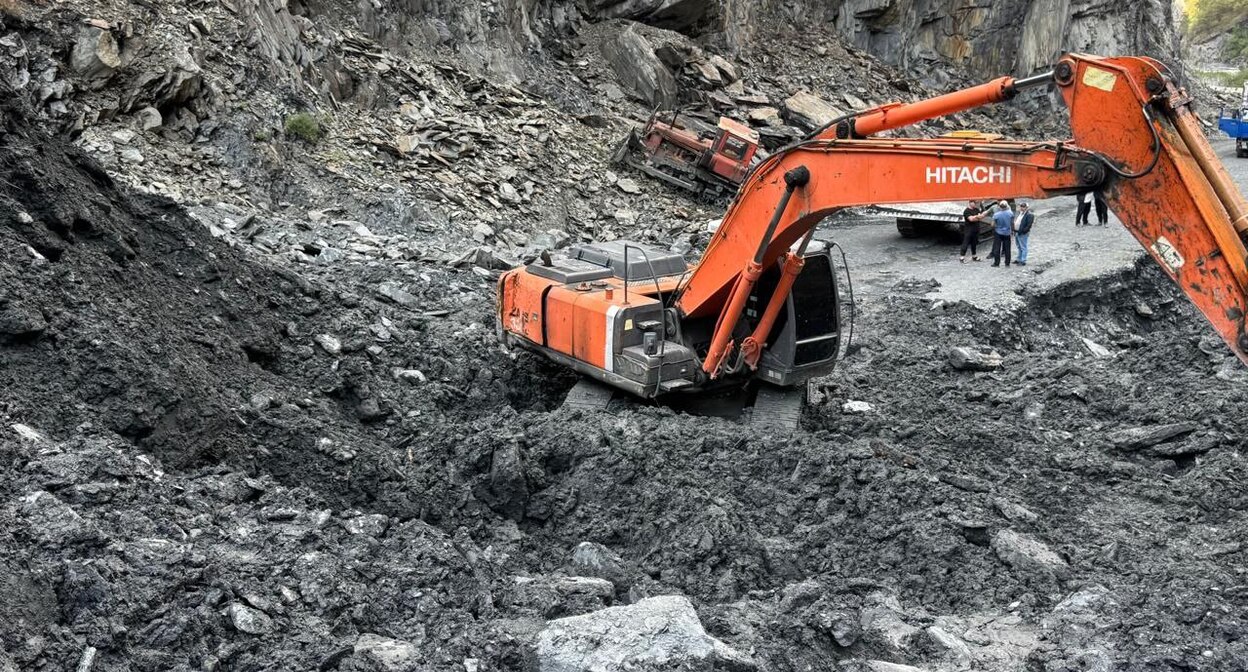 Расчистка участка дороги в Цумадинском районе. 9 сентября 2025 года. Фото: https://www.riadagestan.ru/