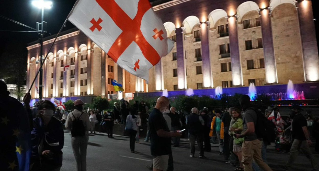 Акция у парламента Грузии. Скриншот  фото Publika от 10.09.25, https://www.facebook.com/photo?fbid=1546360200096858&set=a.715406393192247 (деятельность компании Meta, владеющей соцсетью, запрещена в России).