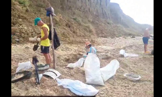 Волонтеры убирают мазут на мысе Тузла. Стоп-кадр видео штаба "Дельфины" от 09.09.25, https://t.me/shtab_delfin/1191