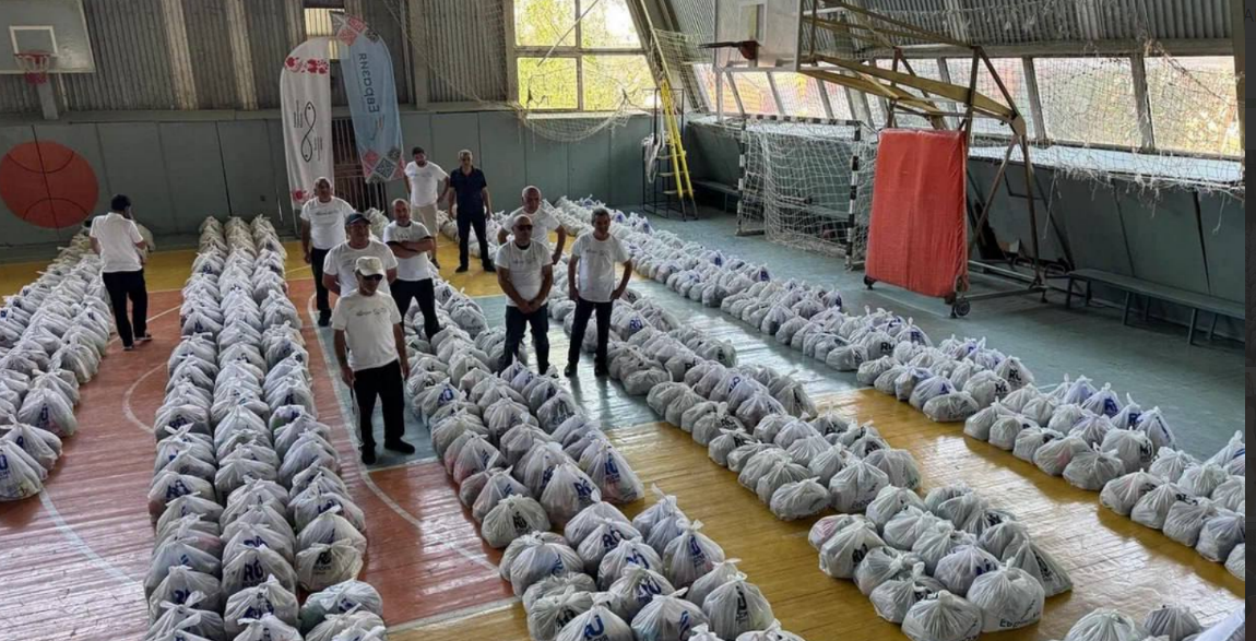 Пакеты с гуманитарной помощью. Скриншот фото АНО "Евразия" от 22.08.25, https://t.me/EurasiaNpo/6002