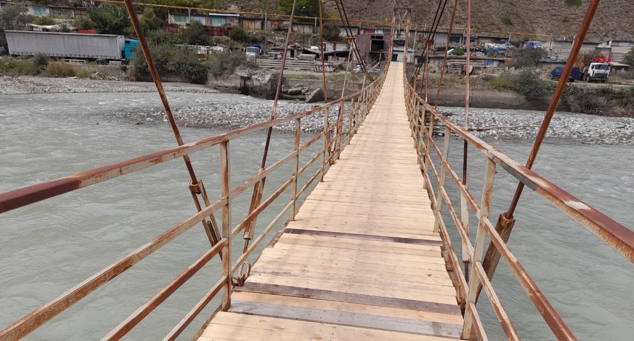 Отремонтированный мост в Тырныаузе. Фото корреспондента "Кавказского узла".