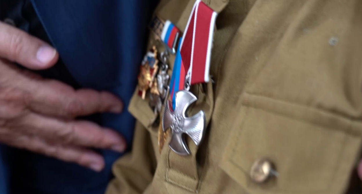 Орден Мужества убитого на СВО отца вручили его дочери. Стоп-кадр видео из Telegram-канала администрации Хасавюрта от 06.09.25, https://t.me/gohasavyurt/19101.