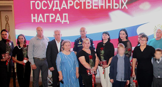 Передача наград родственникам 12 военнослужащих, убитых в боевых действиях на Украине. 16 сентября 2025 г. Фото: https://volzhskiy-news.ru/society/2025/09/16/19470.html