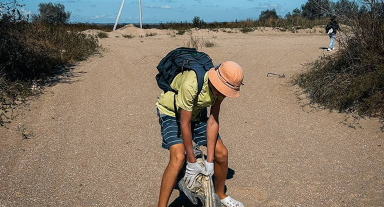 Волонтер извлекает из песка, закопанный мешок с мазутом. 26 сентября 2025 г. Фото: https://t.me/setisitolopata/1555