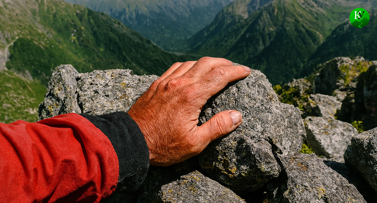 Рука альпиниста. Иллюстрация создана «Кавказским узлом» с помощью ИИ в программе Copilot