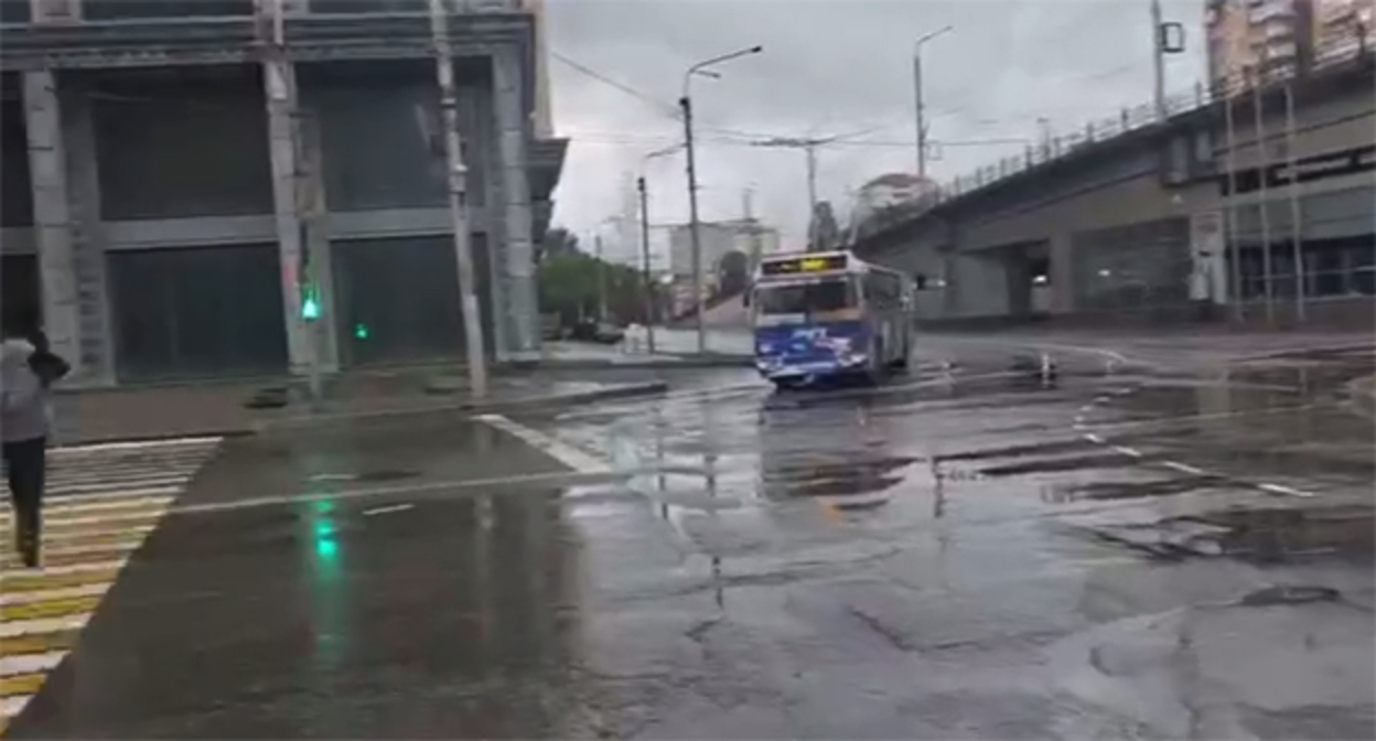 Махачкала во время ливней. 1 октября 2025 г. Скриншот видео https://t.me/makhachkalaofficial/16023