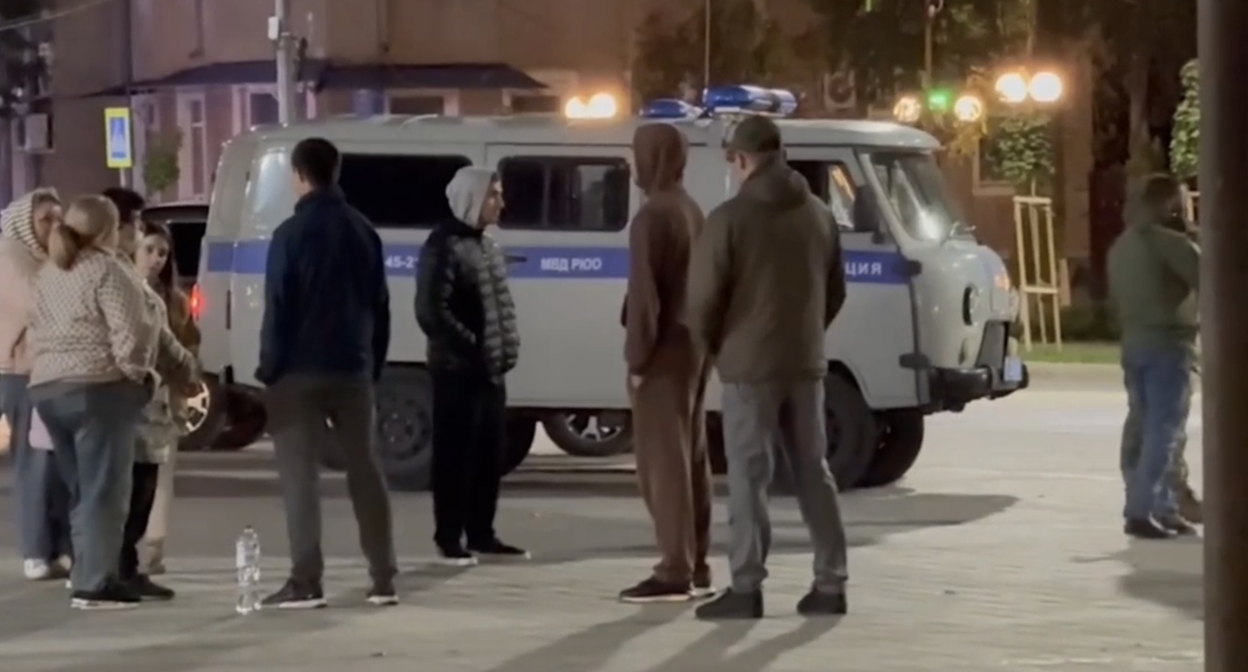 Собравшиеся на площади в Цхинвале. Кадр видео "Сапа Цхинвал" / Telegram