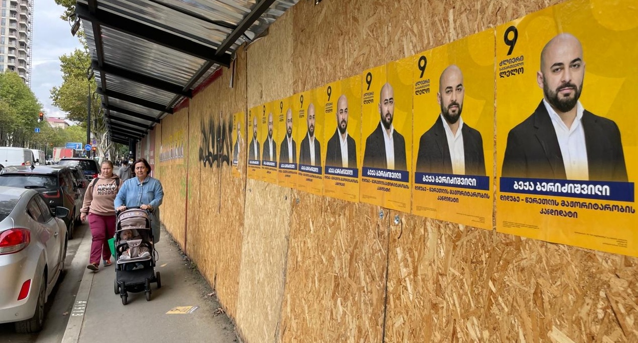 Предвыборные плакаты партии "Лело" с портретом мажоритарного кандидата по Дидубийскому району Тбилиси Беки Беридзишвили. Фото "Кавказского узла".