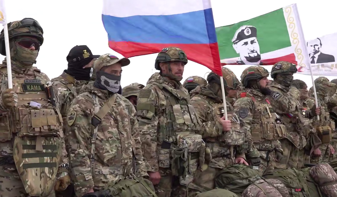 Группа бойцов в аэропорту Грозного. Скриншот фото из Telegram-канала рамзана Кадырова от 04.10.25, https://t.me/RKadyrov_95/6057.